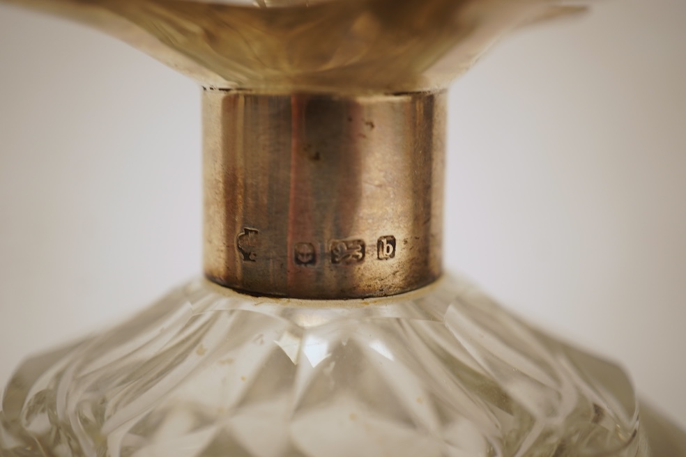 A Victorian engraved silver snuff box, Yapp & Woodward, Birmingham, 1899, 68mm, a small silver scent bottle and two silver-mounted glass scent bottles.